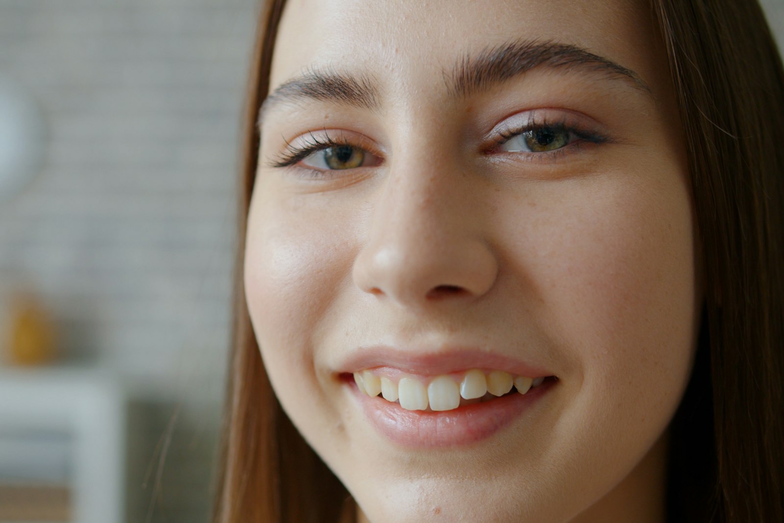 Jeune femme souriante au teint naturel