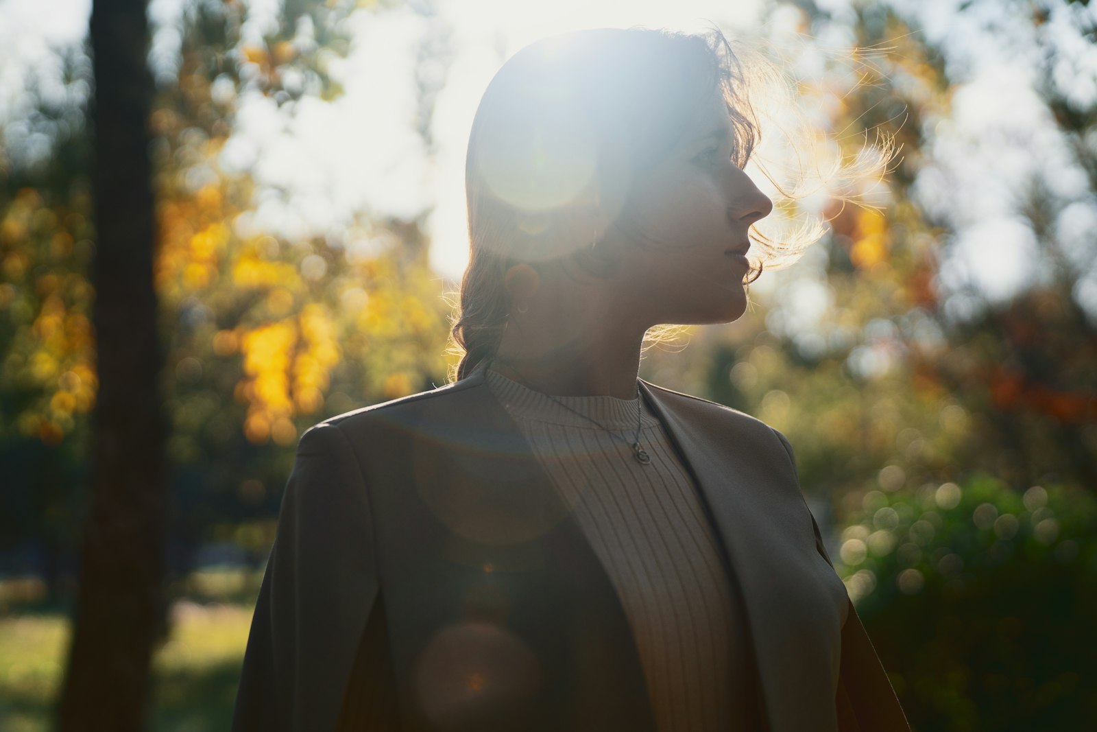 Profil de femme baigné d'une lumière dorée d'automne